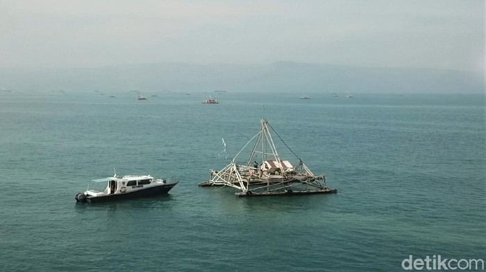 Personel Satpolair Polres Sukabumi bersama TNI Angkatan Laut mengecek lokasi yang diduga penampakan kapal karam di perairan Pantai Cikembang, Sukabumi, Jabar.