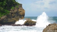 Sayangnya, pengunjung tak boleh berenang karena besarnya gelombang pantai. (Faizal Amiruddin/detikcom)