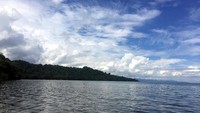 Sesampainya di tempat ini, mata kita langsung disuguhkan keindahan panorama alam yang memanjakan mata. Sejauh mata memandang, terlihat lautan dengan langit berwarna biru cerah. (Abdy Febriady/detikcom)