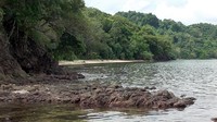 Ada juga keindahan tebing berkarang plus sebuah gua berukuran mini, yang dapat dinikmati pengunjung. Traveler bisa menikmati angin berhembus sepoi-sepoi di sini. (Abdy Febriady/detikcom)
