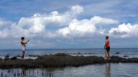 Traveler juga bisa sembari mengabadikan banyak foto dengan spot menarik. Selain itu, terdapat pulau kecil berbatu, berjarak puluhan meter dari bibir pantai. (Abdy Febriady/detikcom)
