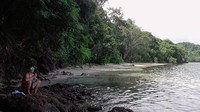 Menurut salah seorang pengunjung, jalan menuju ke pantai harus diperbaiki karena licin kalau habis hujan. Fasilitas tempat sampah juga harus ada karena ada pengunjung yang suka buang sampah sembarangan. (Abdy Febriady/detikcom)
