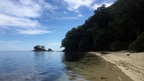 Pantai Pasir Putih Perawan di Polman