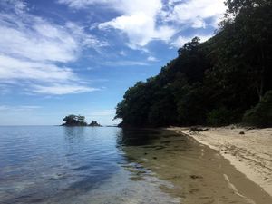Pantai Pasir Putih Perawan di Polman