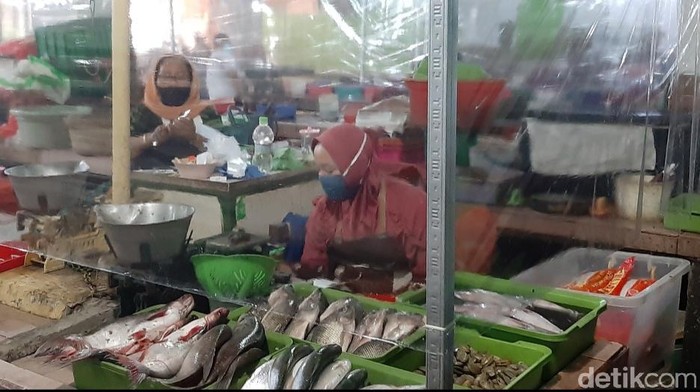 Pasar di Surabaya Kini Dilengkapi Tirai Plastik Hindari Kontak