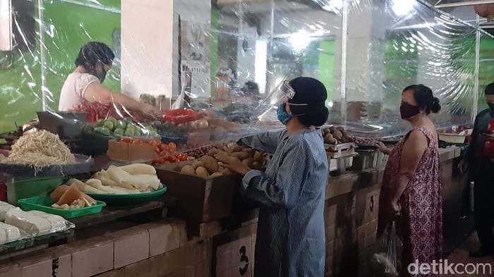 Pasar di Surabaya Kini Dilengkapi Tirai Plastik Hindari Kontak