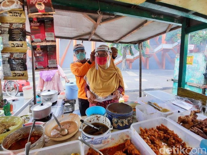 PDIP Jatim Bagi-bagi Face Shield ke Pelaku Ekonomi Kerakyatan