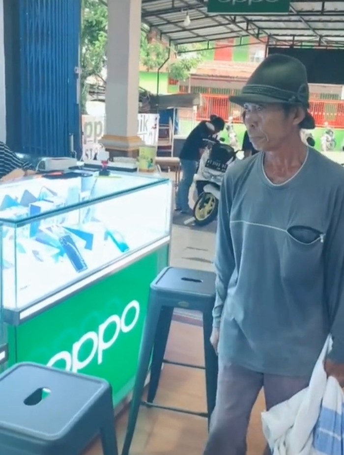 Pemulung di Samarinda beli ponsel Android pakai uang koin recehan. (Suriyatman/detikcom)