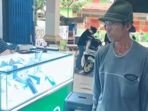 Viral Pemulung belikan Ponsel untuk Cucu dengan Uang Koin Sekarung