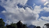Gunung Merapi diketahui mengalami erupsi dua kali pagi hari ini, Minggu (21/6/2020). Jarak erupsi pertama dan kedua gunung yang terletak di perbatasan Provinsi Daerah Istimewa Yogyakarta (DIY) dan Jawa Tengah ini yakni 14 menit. Jauh Hari Wawan S/Dok. Detikcom.