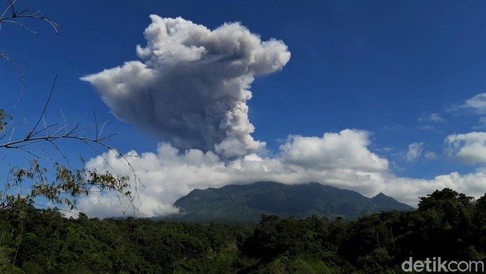 Gunung Merapi erupsi dua kali pagi hari ini, Minggu (21/6). Jarak erupsi pertama dan kedua gunung Merapi diketahui sekitar 14 menit.