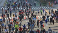 Kepadatan orang pada acara car free day ini menuai banyak kritikan.