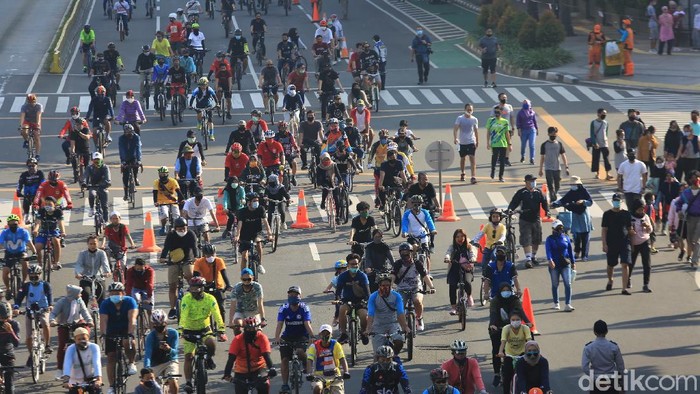 Penampakan Jalur Khusus Sepeda di CFD Bundaran HI Jalur khusus sepeda terlihat di kawasan Bundaran HI. Jalur itu dibuat untuk warga yang bersepeda di kawasan yang kembali adakan car free day (CFD) tersebut.