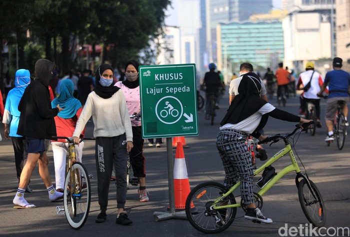 Jalur khusus sepeda terlihat di kawasan Bundaran HI. Jalur itu dibuat untuk warga yang bersepeda di kawasan yang kembali adakan car free day (CFD) tersebut.