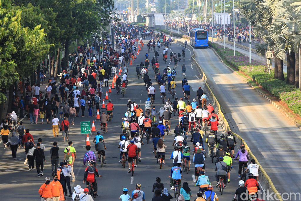 Jalur khusus sepeda terlihat di kawasan Bundaran HI. Jalur itu dibuat untuk warga yang bersepeda di kawasan yang kembali adakan car free day (CFD) tersebut.