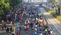 Tampak kawasan Bundaran HI dipenuhi oleh warga yang bersepeda.