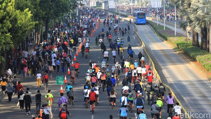 Jalur khusus sepeda terlihat di kawasan Bundaran HI. Jalur itu dibuat untuk warga yang bersepeda di kawasan yang kembali adakan car free day (CFD) tersebut.