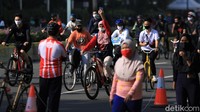Sejumlah warga yang tengah bersepeda tampak melintas di jalur khusus sepeda yang tersedia di kawasan Bundaran HI. 