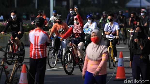 Jalur khusus sepeda terlihat di kawasan Bundaran HI. Jalur itu dibuat untuk warga yang bersepeda di kawasan yang kembali adakan car free day (CFD) tersebut.