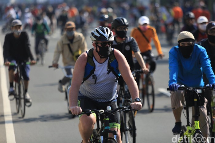 Jalur khusus sepeda terlihat di kawasan Bundaran HI. Jalur itu dibuat untuk warga yang bersepeda di kawasan yang kembali adakan car free day (CFD) tersebut.