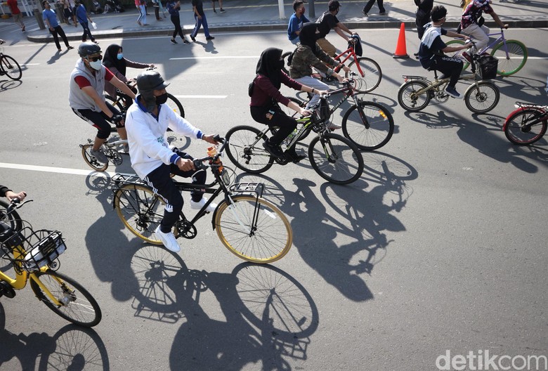 Penampakan Jalur Khusus Sepeda di CFD Bundaran HI Jalur khusus sepeda terlihat di kawasan Bundaran HI. Jalur itu dibuat untuk warga yang bersepeda di kawasan yang kembali adakan car free day (CFD) tersebut.