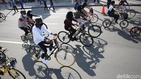 Warga tampak ramai-ramai bersepeda pada CFD pekan lalu.