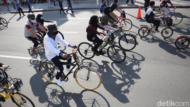 Jalur khusus sepeda terlihat di kawasan Bundaran HI. Jalur itu dibuat untuk warga yang bersepeda di kawasan yang kembali adakan car free day (CFD) tersebut.