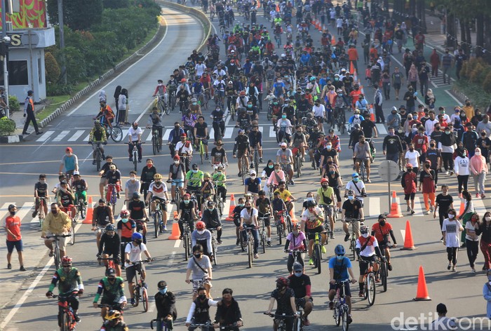 Jalur khusus sepeda terlihat di kawasan Bundaran HI. Jalur itu dibuat untuk warga yang bersepeda di kawasan yang kembali adakan car free day (CFD) tersebut.