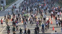 Sejumlah warga tampak  beraktivitas di kawasan Bundaran HI saat CFD kembali diberlakukan di kawasan tersebut pada Minggu (21/6) pagi.
