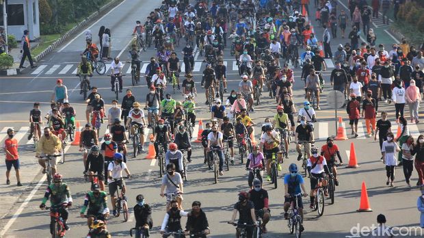 Jalur khusus sepeda terlihat di kawasan Bundaran HI. Jalur itu dibuat untuk warga yang bersepeda di kawasan yang kembali adakan car free day (CFD) tersebut.