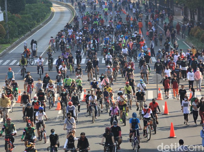 Jalur khusus sepeda terlihat di kawasan Bundaran HI. Jalur itu dibuat untuk warga yang bersepeda di kawasan yang kembali adakan car free day (CFD) tersebut.