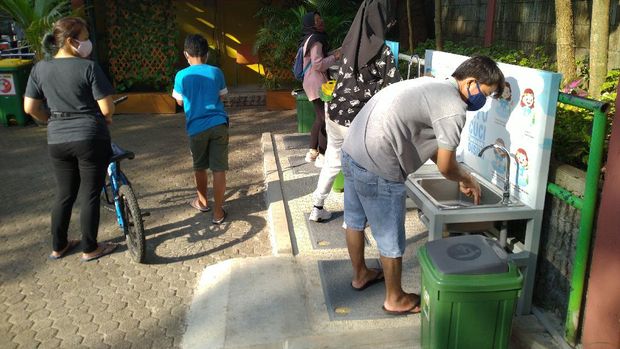 Pengungjung hari kedua Ragunan di masa PSBB Transisi