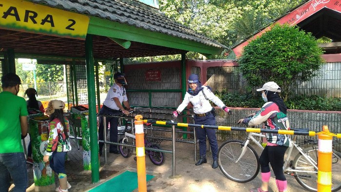 Pengungjung hari kedua Ragunan di masa PSBB Transisi
