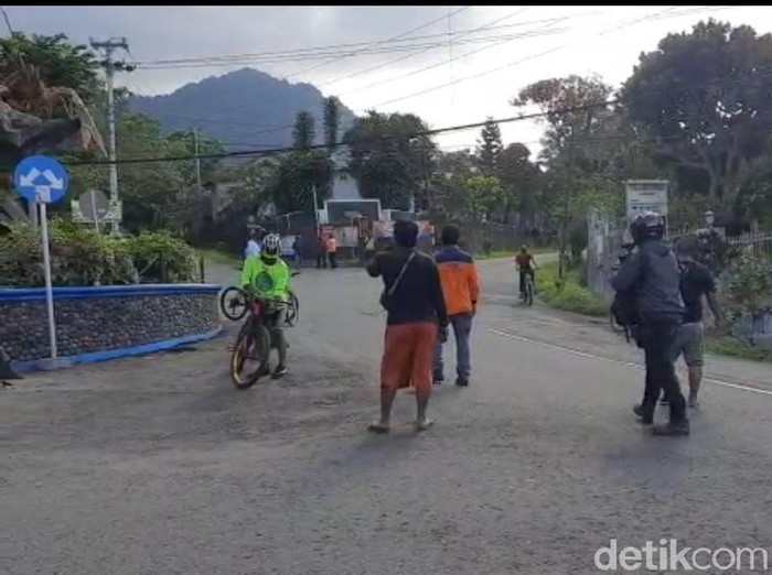 Pesepeda di kawasan Kaliurang Sleman diminta turun usai Gunung Merapi erupis, Minggu (21/6/2020).