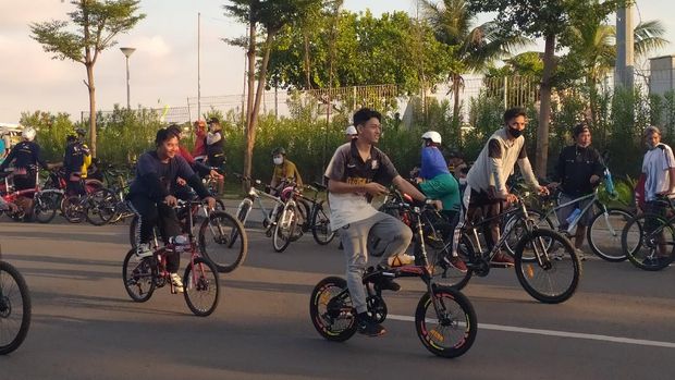 Pesepeda Padati Kawasan Pantai Losari Makassar Pagi Ini (Foto: Muhammad Nur Abdurrahman/detikcom)