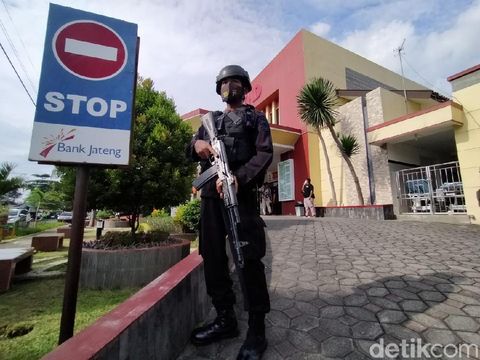 Wakapolres Karanganyar Kompol Busroni dirawat di RSUD Karanganyar usai diserang orang tak dikenal. Rumah sakit itu kini dijaga ketat oleh polisi bersenjata.