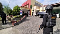 Pelaku penyerangan pun diketahui langsung ditembak di tempat. Kapolda Jawa Tengah, Irjen Pol Ahmad Luthfi mengatakan  pelaku ditembak di bagian kakinya sebanyak tiga kali. Dia langsung dilarikan ke rumah sakit. Sebelumnya, Luthfi bercerita penyerang pelaku menyerang Busroni dengan senjata tajam. Busroni berhasil menangkis meski senjata tajam itu sempat mengenai tangannya.