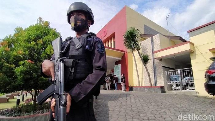 Polisi Perketat Pengamanan RSUD Karanganyar Usai Wakapolres Diserang Wakapolres Karanganyar Kompol Busroni dirawat di RSUD Karanganyar usai diserang orang tak dikenal. Rumah sakit itu kini dijaga ketat oleh polisi bersenjata.