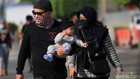 Pantauan detikcom, Minggu pagi (21/6/2020) masih banyak orang tua yang membawa anaknya berolahraga di kawasan CFD. Melalui pengeras suara, petugas sering kali mengingatkan orang tua yang membawa anak di bawah usia sembilan tahun untuk meninggalkan area tersebut.