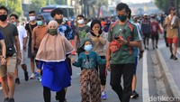 Banyaknya warga yang datang di acara Car Free Day membuat protokol jaga jarak hilang.