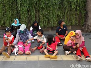 Potret Anak-anak Wara-wiri di CFD Jakarta