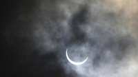 Tak hanya Pakistan, fenomena gerhana matahari sebagian juga dapat dilihat oleh warga India. Seperti diketahui, fenomena gerhana matahari cincin api atau ring of fire akan terjadi hari ini. Sejumlah negara di sepanjang jalur sempit bumi dari Afrika barat ke Semenanjung Arab, India dan China pun dapat menyaksikan fenomena itu. AP Photo/Manish Swarup.