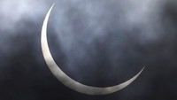 Dilansir AFP, Minggu (21/6/2020), gerhana annular itu terjadi ketika matahari, bulan, dan bumi tepat segaris. Fenomena itu membuat cahaya matahari terhalang oleh bulan. Sehingga sinar matahari tidak bisa sepenuhnya sampai ke bumi. Akibatnya, saat puncak gerhana, matahari akan tampak seperti cincin, yaitu gelap di bagian tengahnya dan terang di bagian pinggirnya. AP Photo/Manish Swarup.