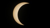 Fenomena gerhana matahari sebagian terlihat di langit kawasan Rawalpindi, Pakistan, Minggu (21/6/2020). AP Photo/Anjum Naveed.