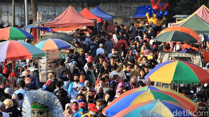 Warga padati kawasan Kanal Banjir Timur, Minggu (21/6) pagi ini. Beragam aktivitas dilakukan warga mulai dari olahraga hingga isi waktu luang bersama keluarga.