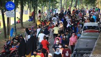 Tak sedikit warga yang datang ke kawasan tersebut untuk berolahraga maupun mengisi waktu bersama keluarga.