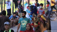 Selain berolahraga, sejumlah anak tampak beraktivitas di kawasan itu mulai dari bermain sepeda hingga berkeliling dengan menaiki kuda.