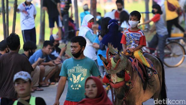 Warga padati kawasan Kanal Banjir Timur, Minggu (21/6) pagi ini. Beragam aktivitas dilakukan warga mulai dari olahraga hingga isi waktu luang bersama keluarga.