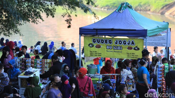 Warga padati kawasan Kanal Banjir Timur, Minggu (21/6) pagi ini. Beragam aktivitas dilakukan warga mulai dari olahraga hingga isi waktu luang bersama keluarga.