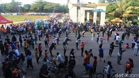 Sejumlah warga tampak berolahraga di kawasan Kanal Banjir Timur, Jakarta.